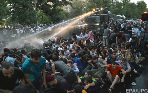 Протестующие в Ереване требуют наказать применивших насилие полицейских