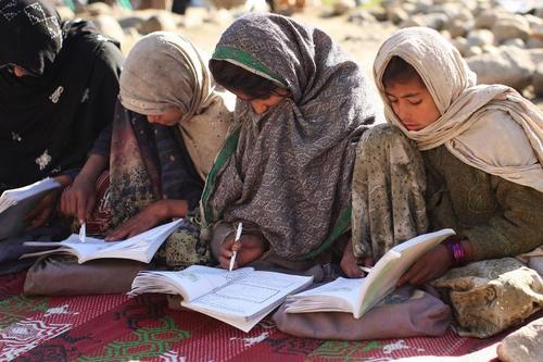 В Афганистане трех девочек за посещение школы облили кислотой
