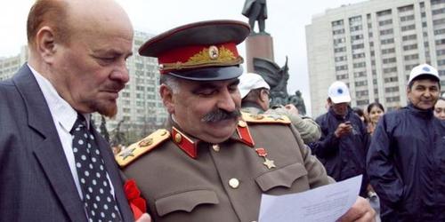 Дуэль в подземном переходе в Москве: двойник Сталина избил двойника Ленина