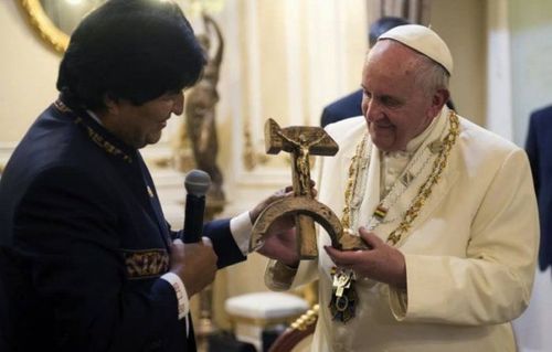 В Боливии Папе Римскому подарили распятого на серпе и молоте Христа
