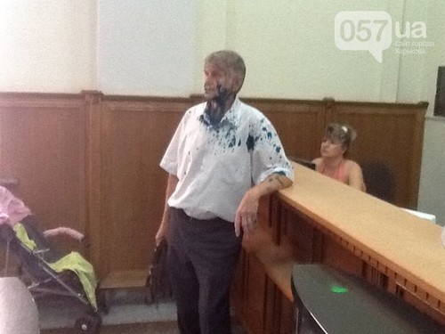 Депутата Харьковского горсовета Алексея Перепелицу активисты облили зеленкой