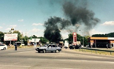 В Мукачево заблокирована дорога в город: произошла стрельба, горит АЗС, есть жертвы