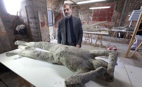 Археологи обнаружили тела жителей Помпеи под окаменевшей лавой Везувия