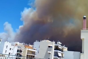 В окрестностях Афин вспыхнул большой пожар