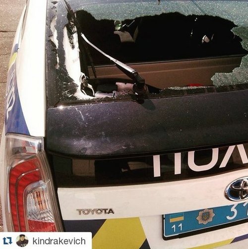 У Києві зловмисники розтрощили поліцейську машину 