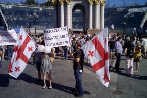 Грузинские активисты в Киеве протестовали против российской оккупации