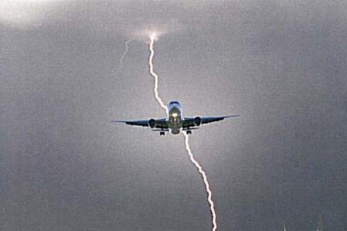 В самолет над Лос-Анджелесом ударила молния