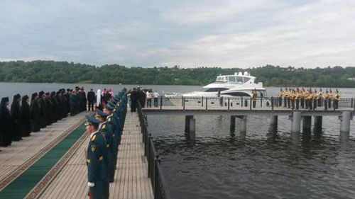 Патриарх Кирилл прибыл к прихожанам на личной яхте класса "люкс"