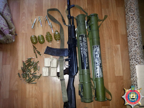 Правоохоронці на Донеччине вилучили арсенал зброї 