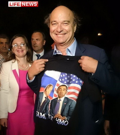 Французские депутаты  в Крыму покупают сувениры "Обама, ты чмо"