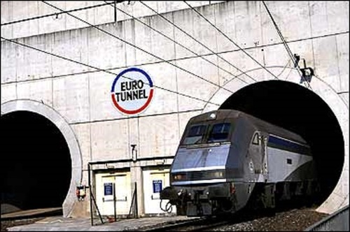 Более 2 тыс. нелегальных мигрантов пытались попасть в Британию, штурмовав тоннель под Ла-Маншем