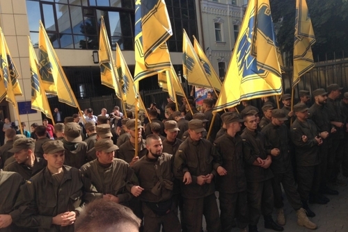 Бійці «Азова» блокують вхід у будівлю Державної фіскальної служби