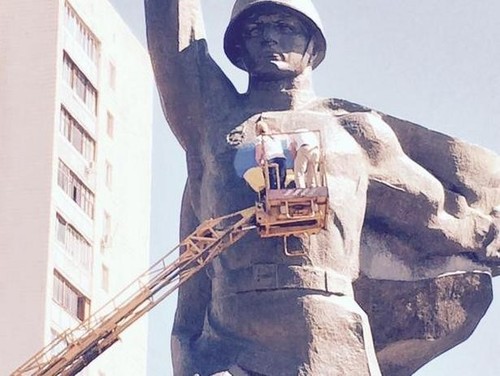 У Харкові активісти намалювали на пам'ятнику Воїну-Визволителю хрест та синьо-жовте серце
