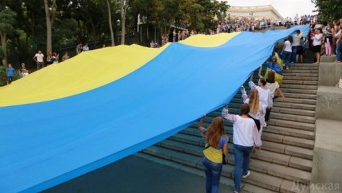 В Одесі пронесли містом гігантський прапор України