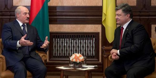 Президент Белоруссии поздравил Порошенко с Днем Независимости
