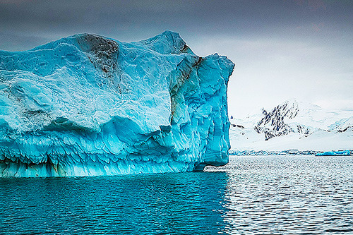 От крупнейшего в мире ледника Якобсхавн в Гренландии откололся гигантский кусок айсберга