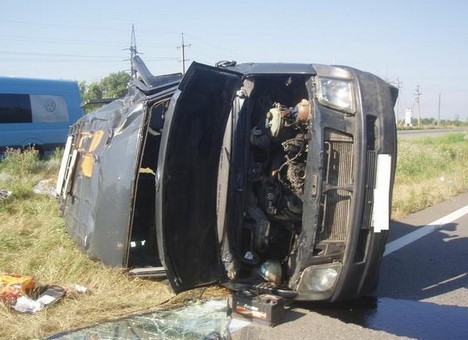 На Харьковщине перевернулся микроавтобус - пострадали 6 человек 