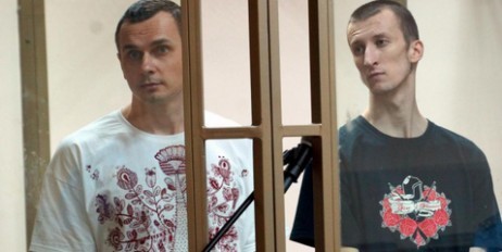 Сенцов і Кольченко у відповідь російському суду заспівали гімн України. ВІДЕО