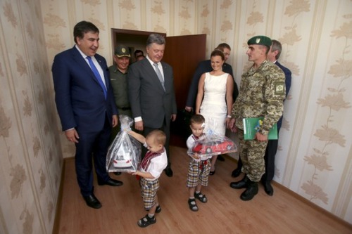 Президент Петро Порошенко в Одесі вручив прикордонникам погони та квартири