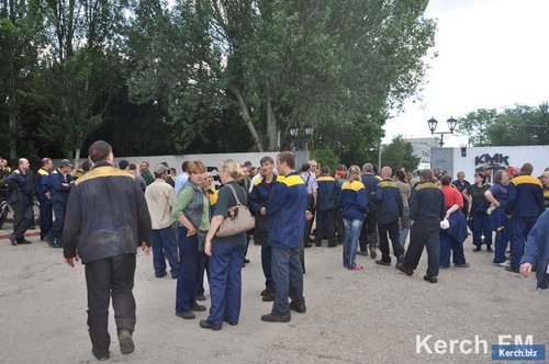 Керченский стрелочный завод начал бессрочную забастовку