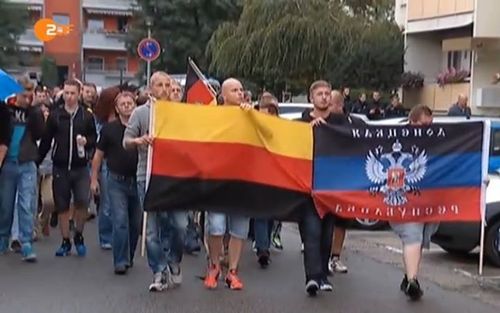 Немецкие неонацисты развернули на шествии флаг «ДНР»