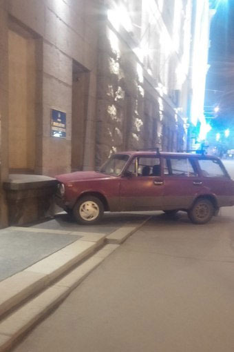В здание харьковского горсовета врезалось авто