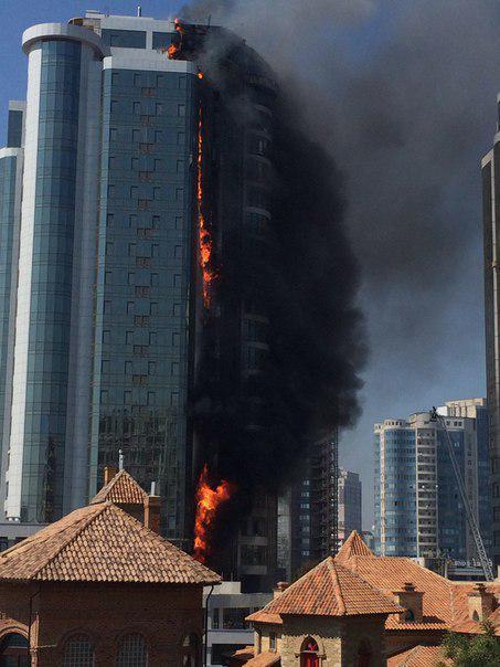 В Одесі велика пожежа: горить 22-поверховий висотний будинок