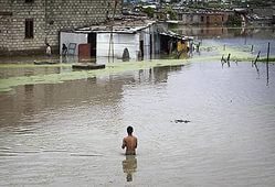 В результате наводнений в Непале погибли 90 человек