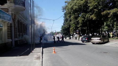 Офис "Оппозиционного блока" в Харькове штурмуют неизвестные (ФОТО, ВИДЕО)-обновлено