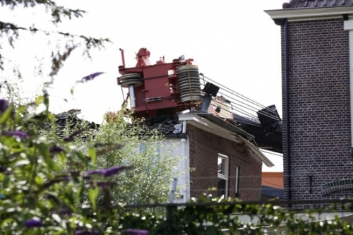 У Нідерландах два будівельні крани під час виконання монтажу моста впали на будинки