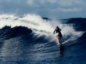 Австралієць вразив світ роликом, у якому розсікає морські хвилі на мотоциклі