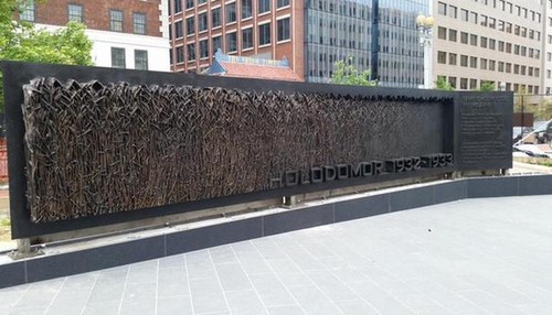 В Вашингтоне появился памятник жертвам Голодомора