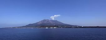 В Японии вблизи АЭС извергается вулкан