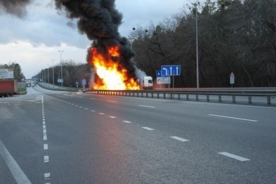 На трассе Киев-Харьков в результате ДТП перевернулся и загорелся бензовоз 