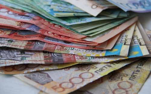 В Казахстане резко подешевала национальная валюта тенге