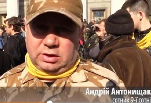 В Киеве во время столкновений футбольных фанатов гранатой ранило нардепа