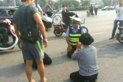 Полицейские встали на колени перед пьяным водителем (Видео)