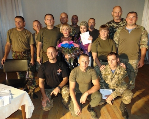 "Я горжусь вами, нашими ребятами!". Ада Роговцева посетила украинских бойцов в зоне АТО