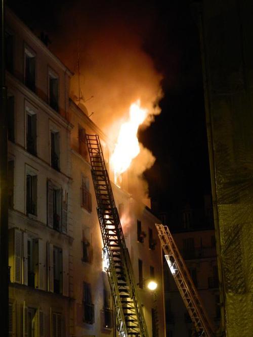 В Париже горел жилой дом: восемь погибших
