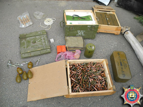 В Дзержинске правоохранители обнаружили склад оружия боевиков