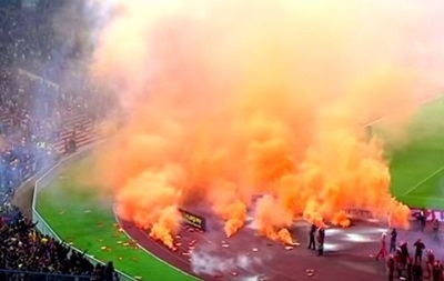 В Малайзии фанаты ярким огненным шоу сорвали матч отбора на ЧМ-2018