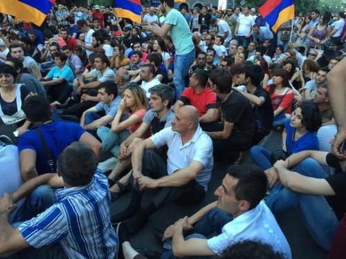 В Ереване полиция задержала участников акции протеста 