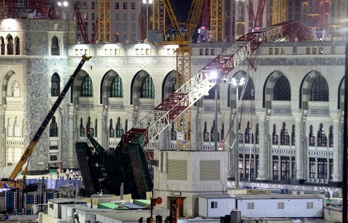 В Саудовской Аравии кран упал на храм: 107 человек погибли