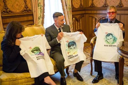 Порошенко подарил Элтону Джону футболки с фото Савченко, Сенцова и Кольченко