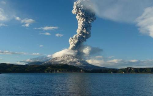 В Японии началось извержения вулкана