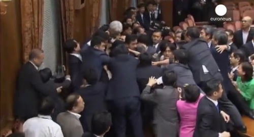 Япония: спецкомитет парламента поддержал расширение полномочий сил самообороны        