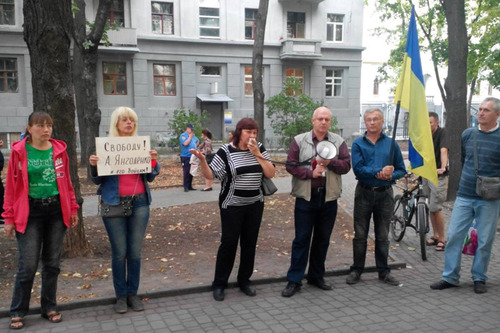 В Харькове возле облуправления милиции - митинг 