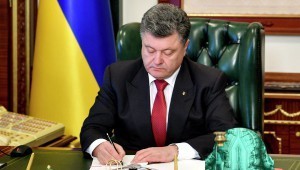 Петро Порошенко підписав закон про зростання зарплат і пенсій 