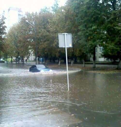 Во Львове сильный ливень затопил улицы 