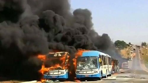 Добились своего. В Бразилии митингующие подожгли автобусы, протестуя против сокращения маршрутов транспорта, и...